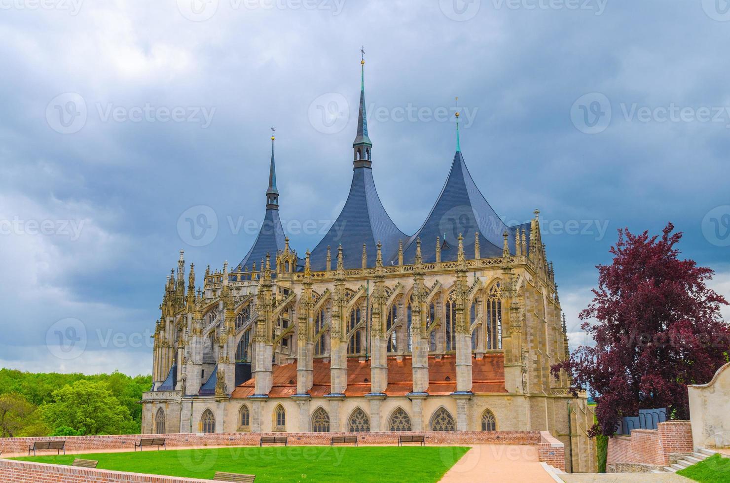 iglesia de santa bárbara catedral de santa bárbara iglesia católica romana edificio de estilo gótico en kutna hora foto