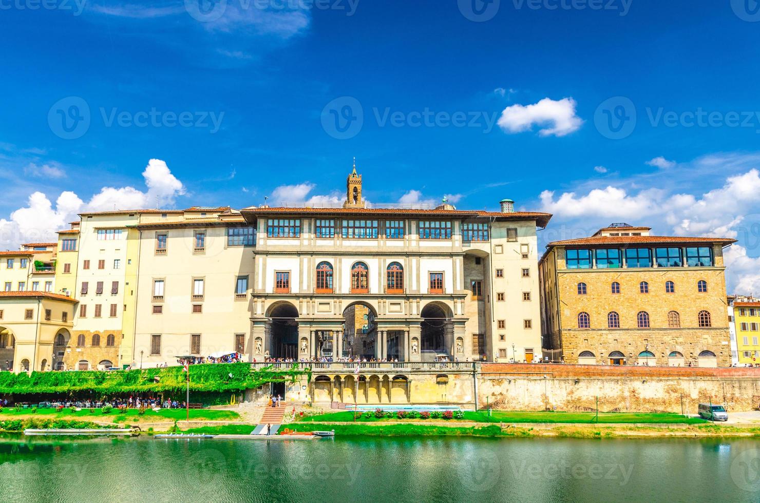 museo galileo, galería gallerie degli uffizi y edificios en el terraplén foto