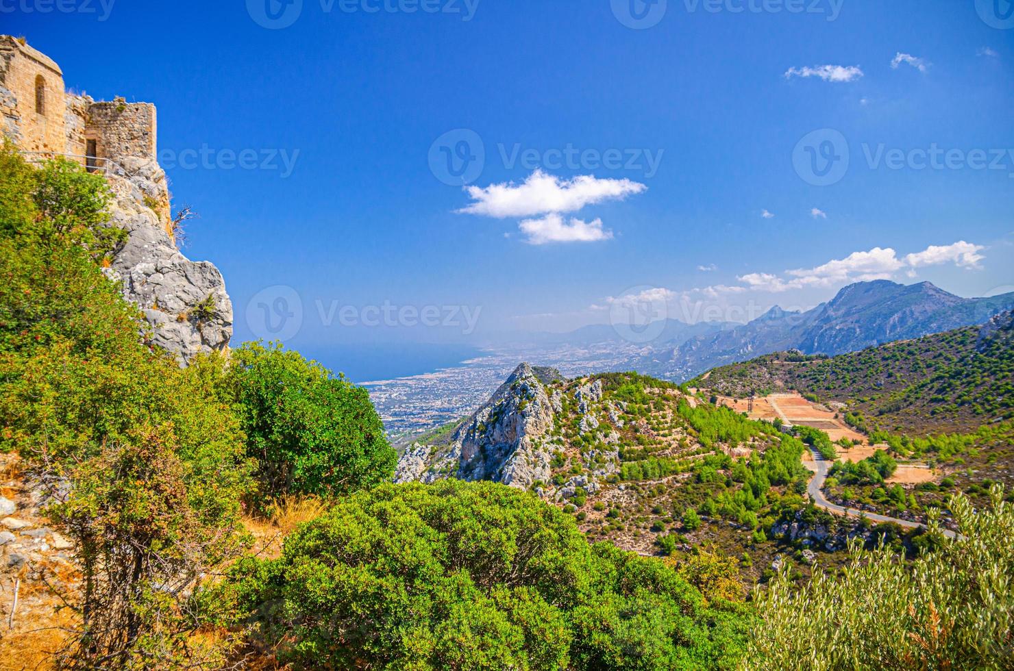 vista aérea de la cordillera y el valle de kyrenia girne frente al mar mediterráneo, árboles verdes sobre rocas y ruinas del castillo de san hilarión foto