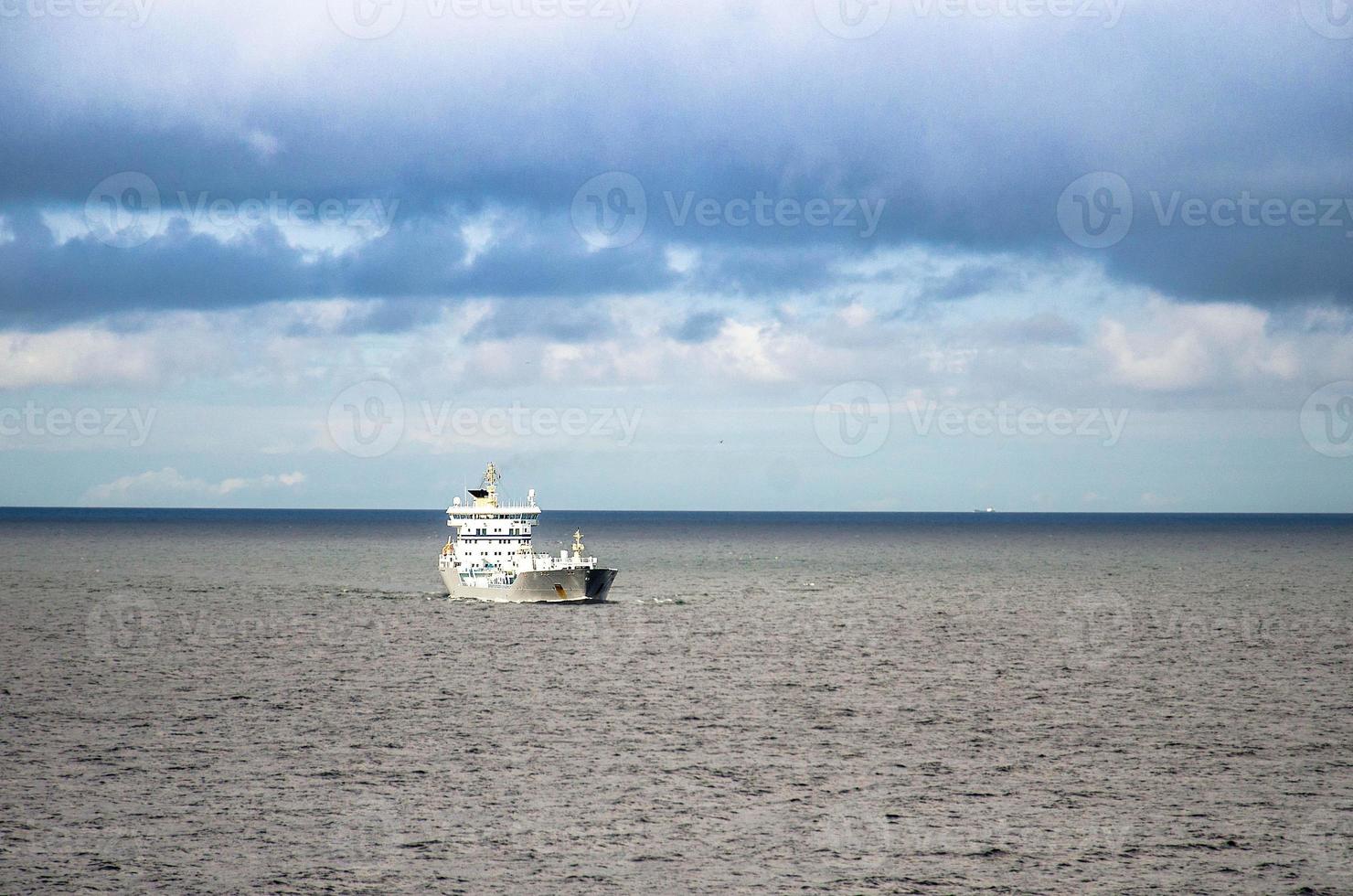 barco blanco contenedor en el golfo de finlandia en el mar báltico foto