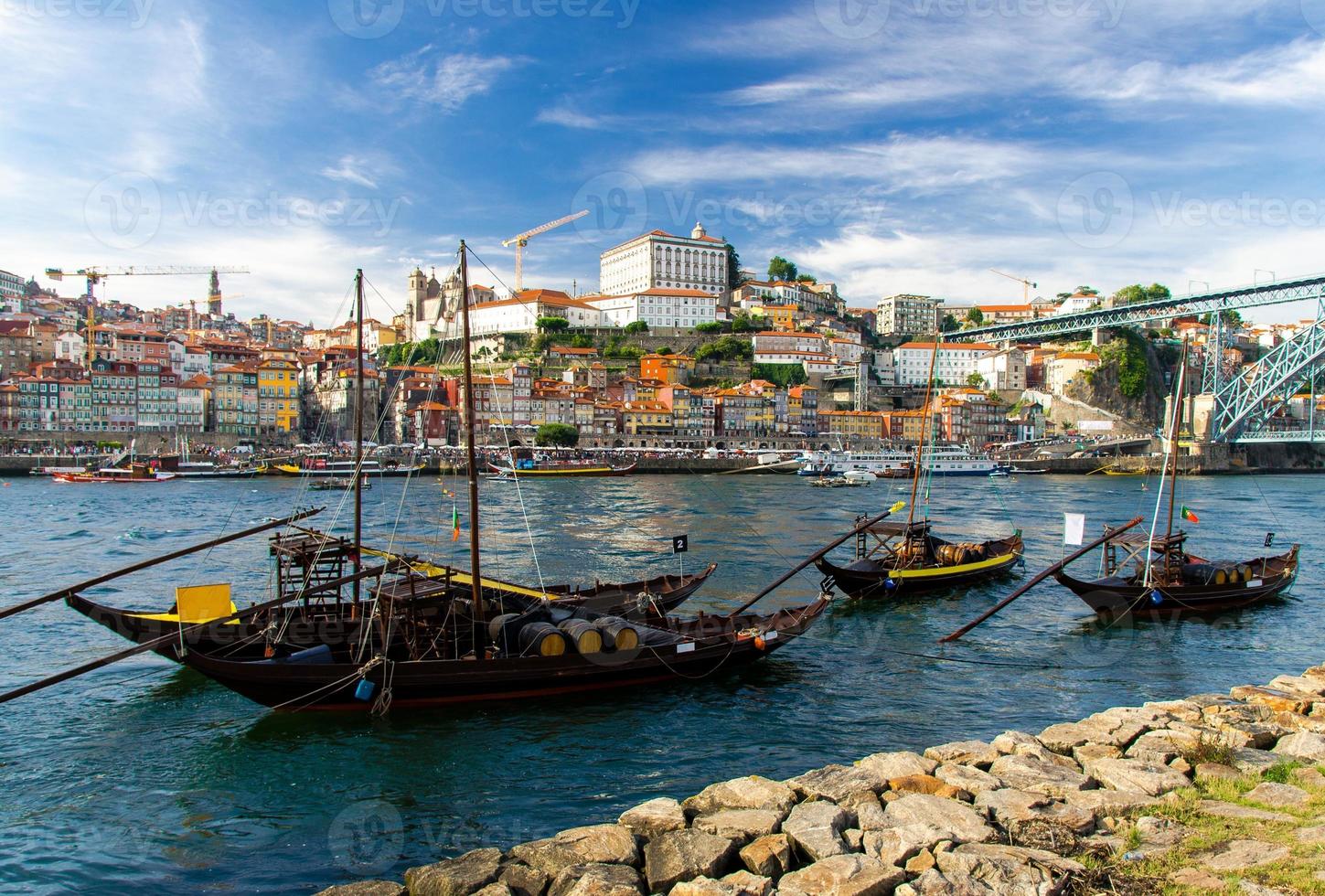 portugal, paisaje de la ciudad de porto, barcos de madera con barriles de puerto de vino de cerca en el río douro foto