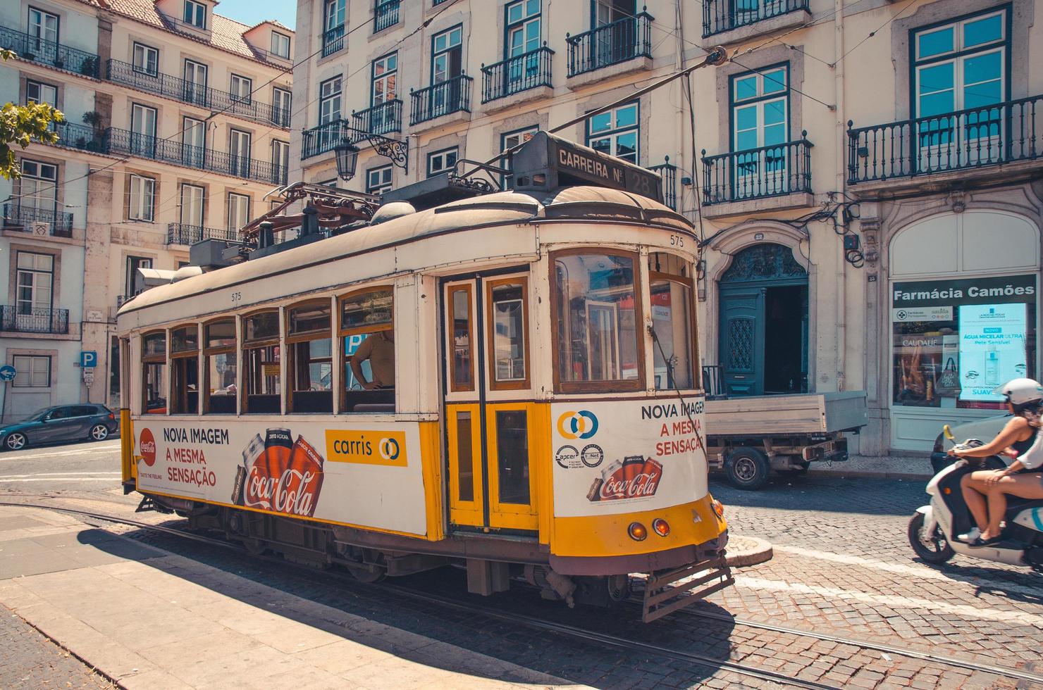 lisboa, portugal famoso tranvía amarillo 28 en lisboa foto