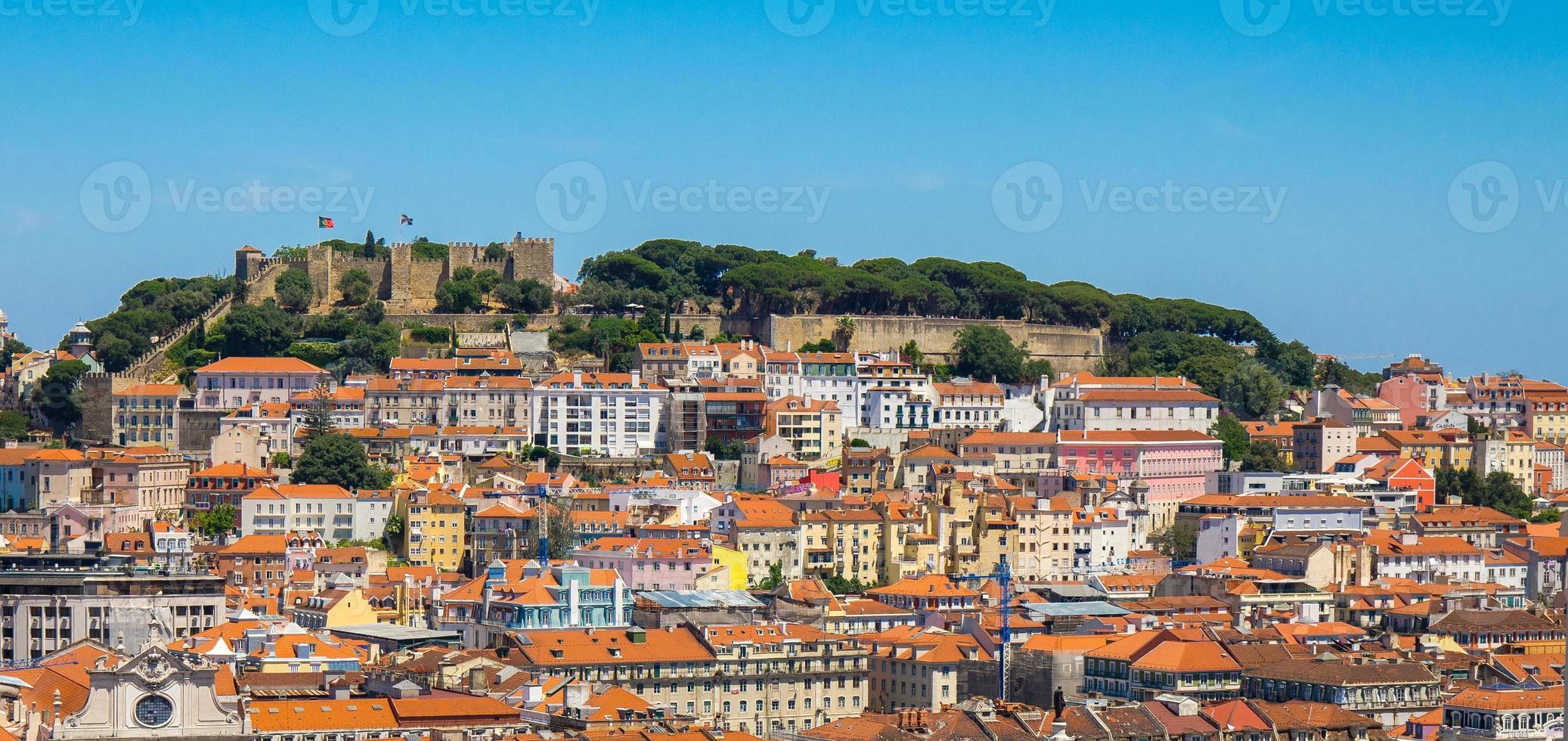 colina de la fortaleza de lisboa, portugal, castillo medieval de lisboa, vista panorámica de lisboa en verano foto