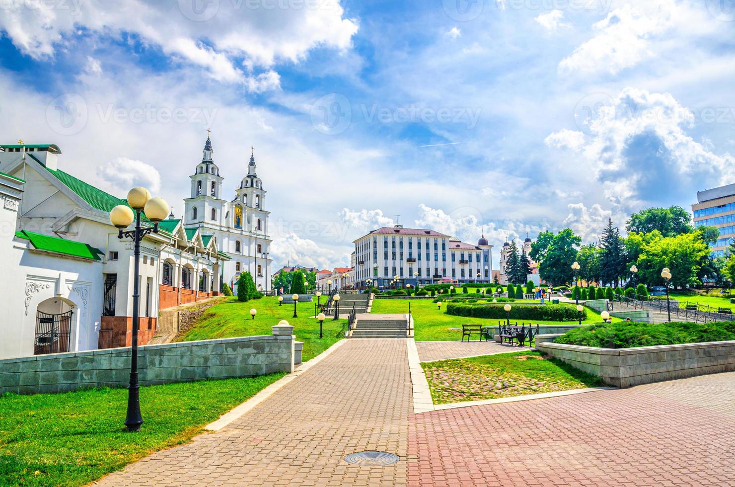 ciudad alta minsk con la catedral del espíritu santo iglesia ortodoxa edificio de estilo barroco y escalera foto