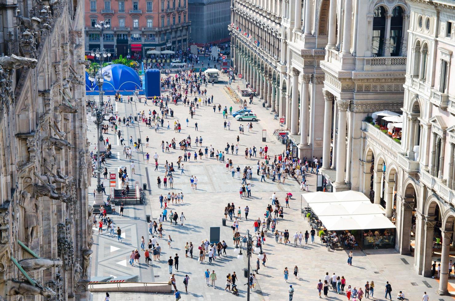 multitud de pequeñas figuras de personas en la plaza piazza del duomo, milán, italia foto