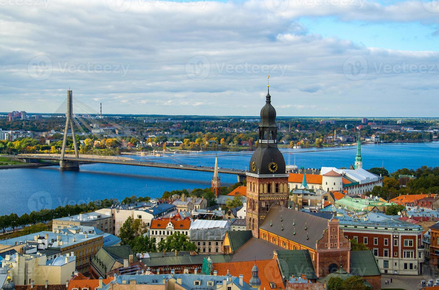 vista panorámica del casco antiguo de riga, letonia foto