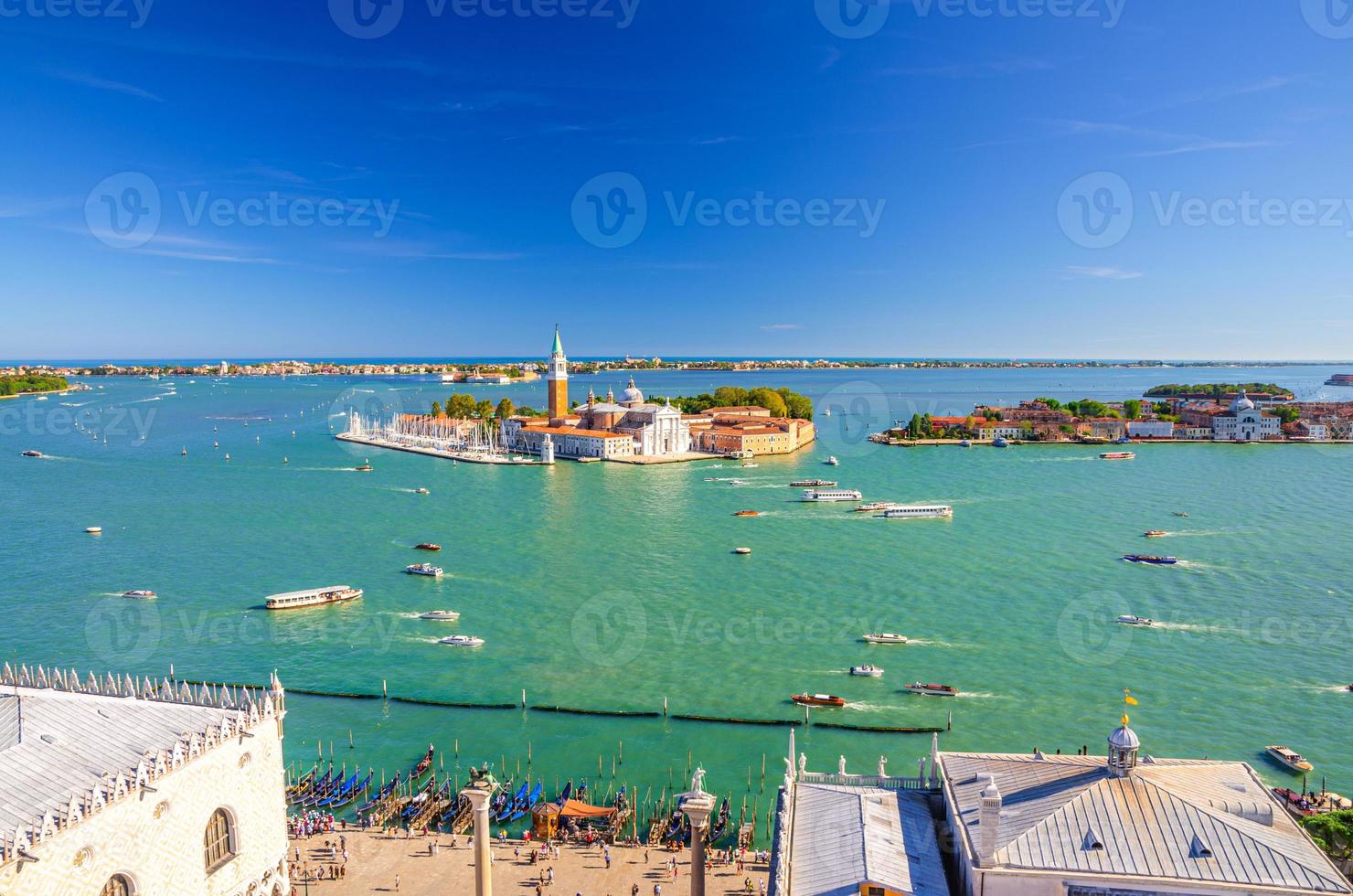 vista panorámica aérea de la isla de san giorgio maggiore con campanile san giorgio en la laguna veneciana foto