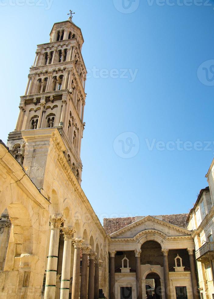 campanario de san domnio por encima de los edificios, split, dalmacia, croacia foto