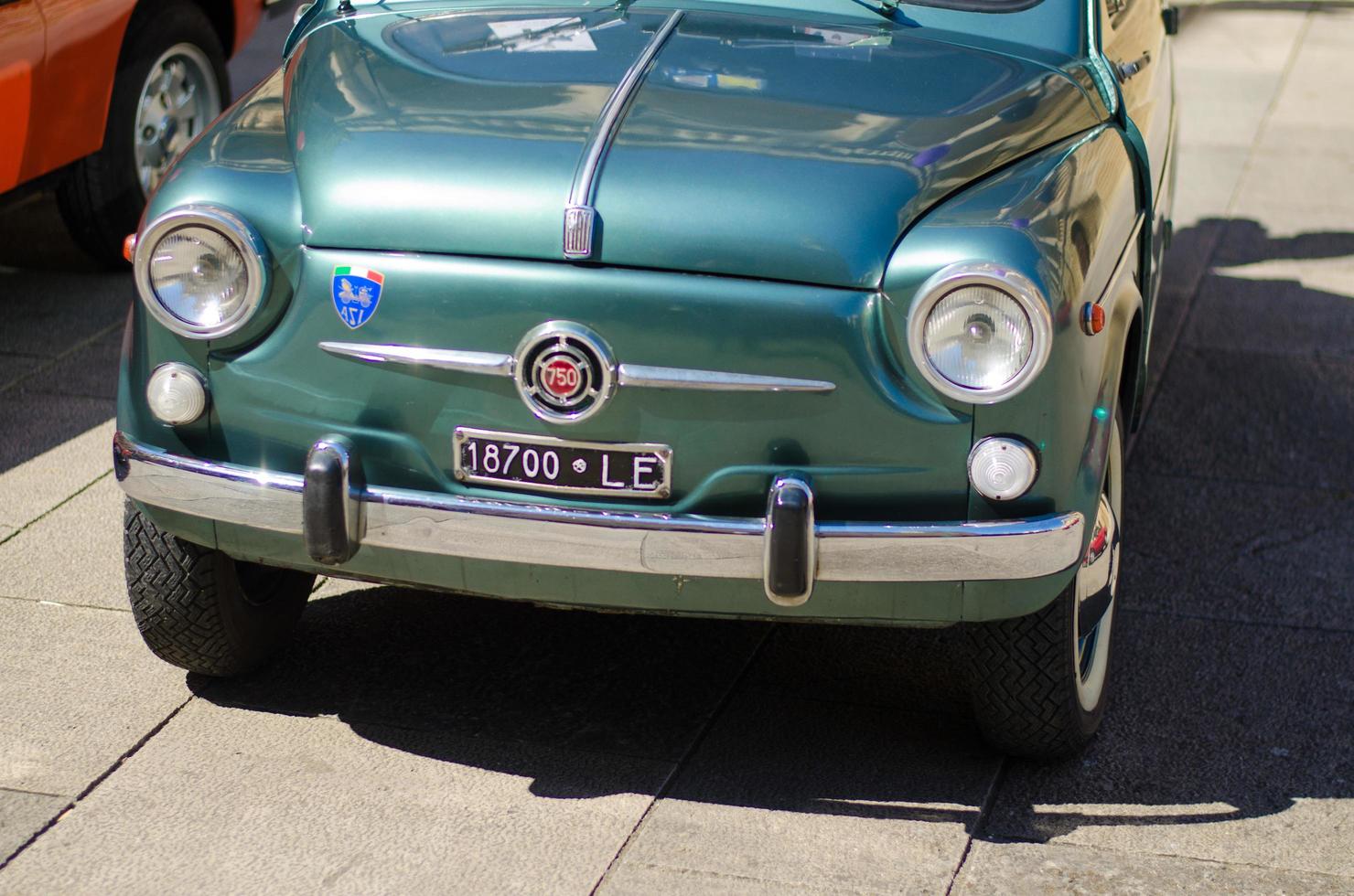 coches de automóviles retro clásicos antiguos en italia foto