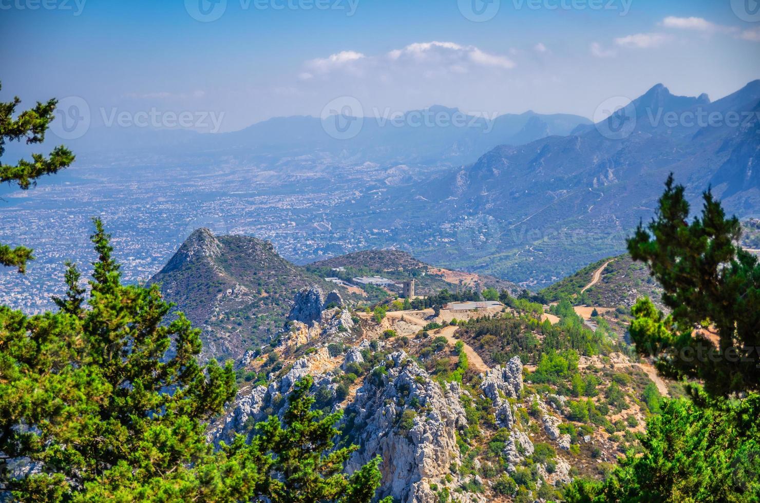 cordillera de kyrenia girne desde el castillo medieval de san hilarión con árboles verdes y rocas foto