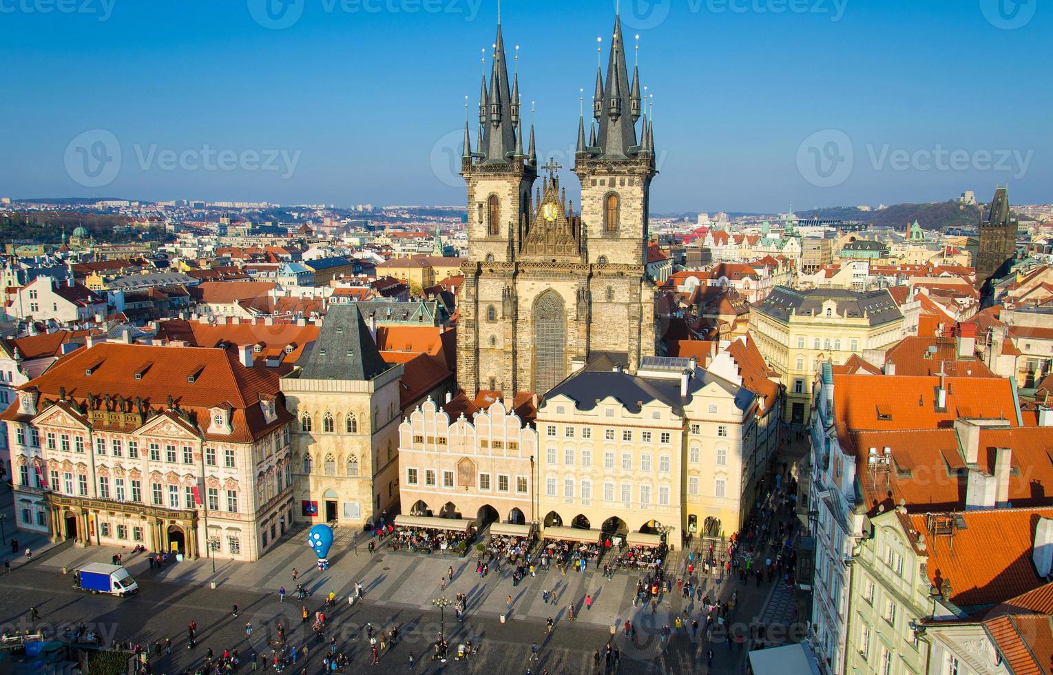 vista de la plaza del casco antiguo con edificios antiguos, praga, república checa foto