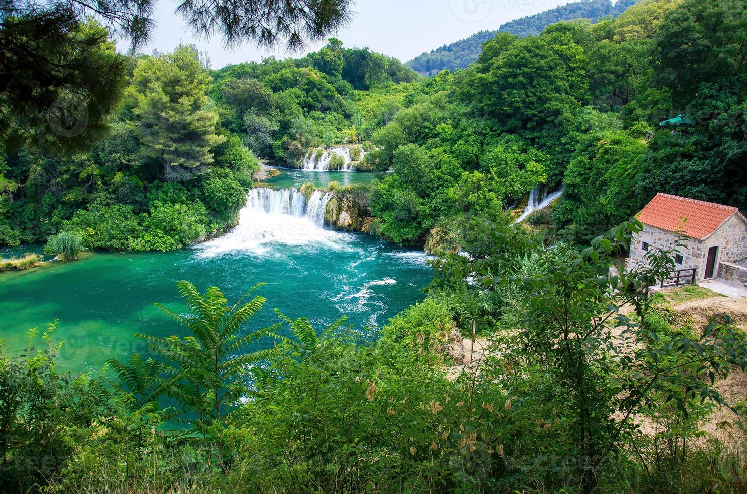 cascadas y molino de piedra, parque nacional krka, dalmacia, croacia foto