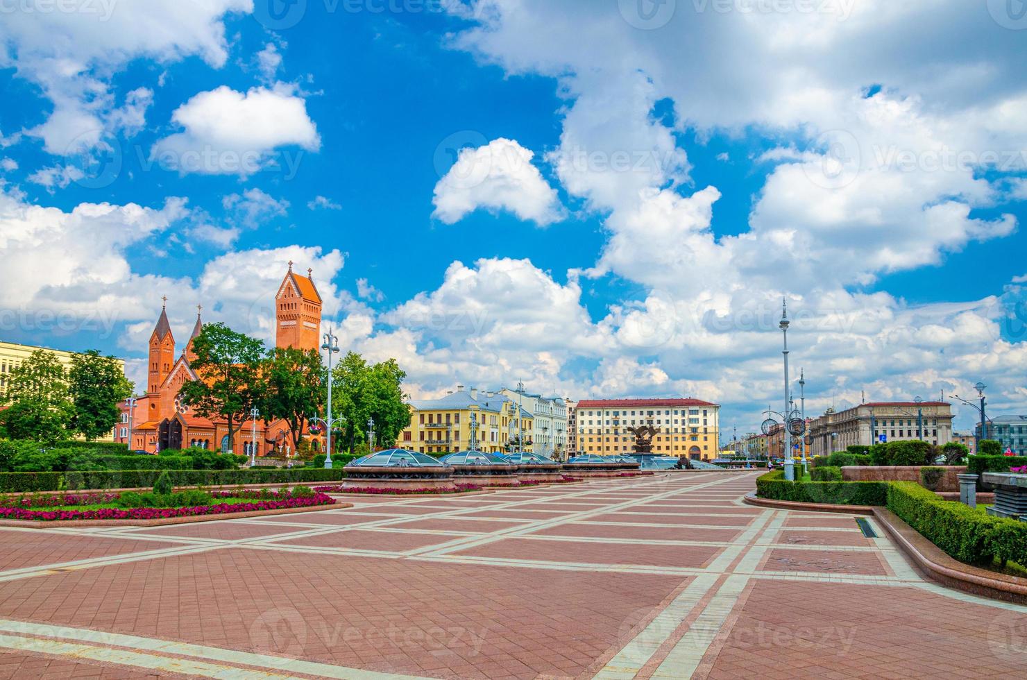 santos simón y helena iglesia católica romana o iglesia roja en la plaza de la independencia en minsk foto