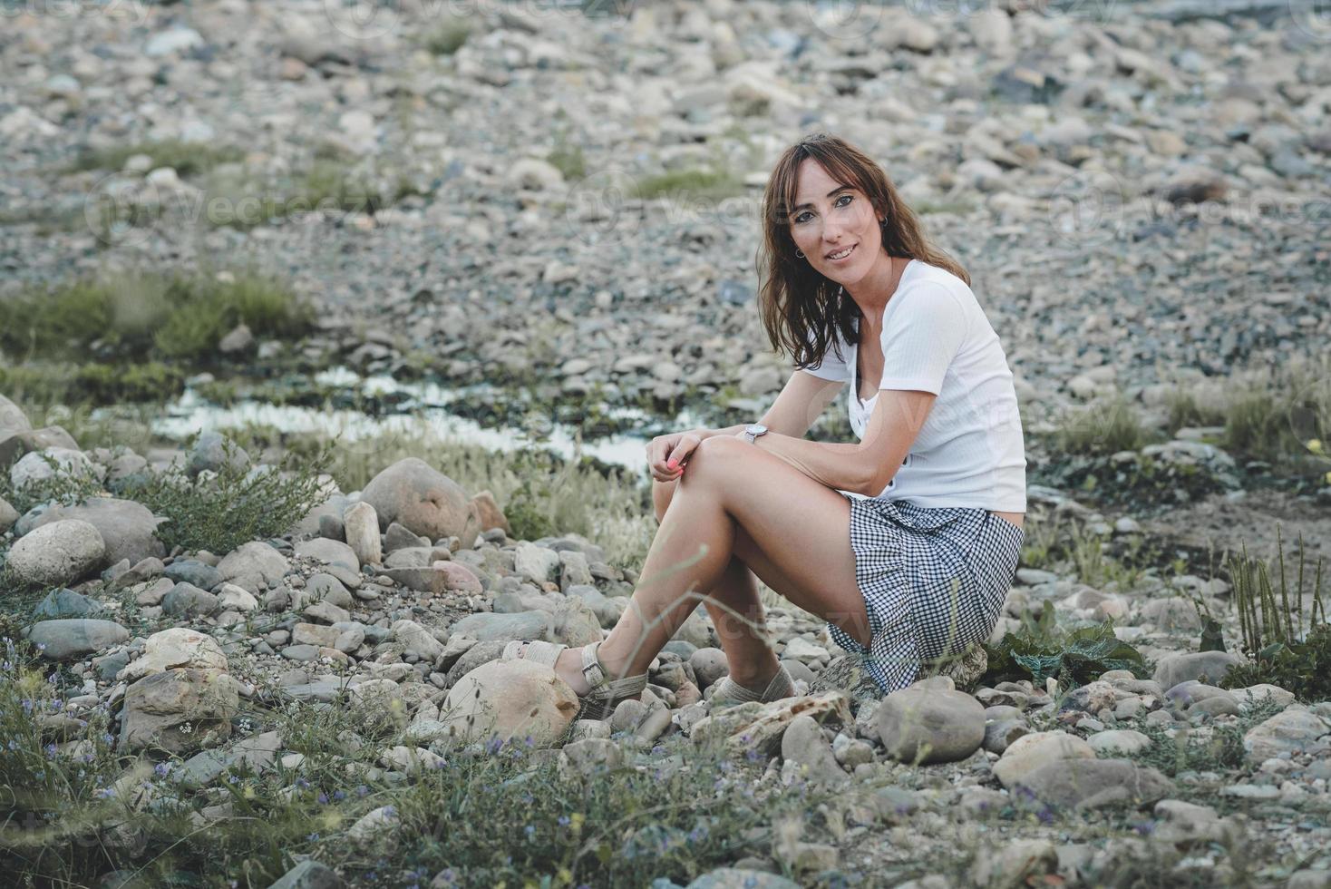 mujer feliz sentada en el suelo foto