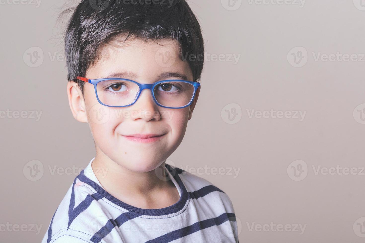 niño sonriente con gafas foto