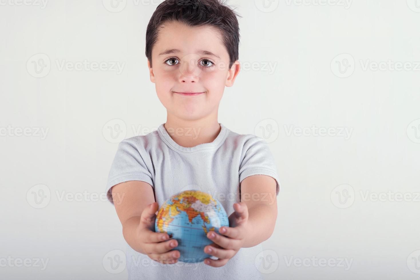 niño sosteniendo un globo foto