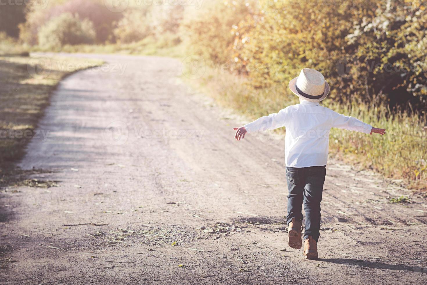 niño corriendo al aire libre foto