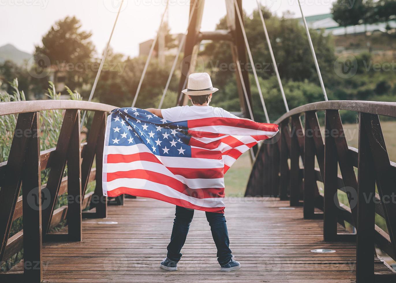 vista trasera del niño con la bandera de los estados unidos foto