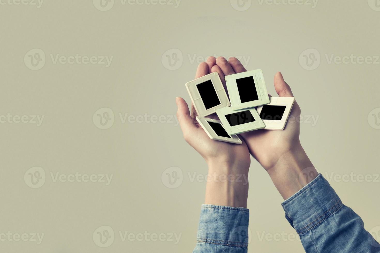 mano femenina sosteniendo un viejo marco de diapositivas de fotos. estilo retro foto