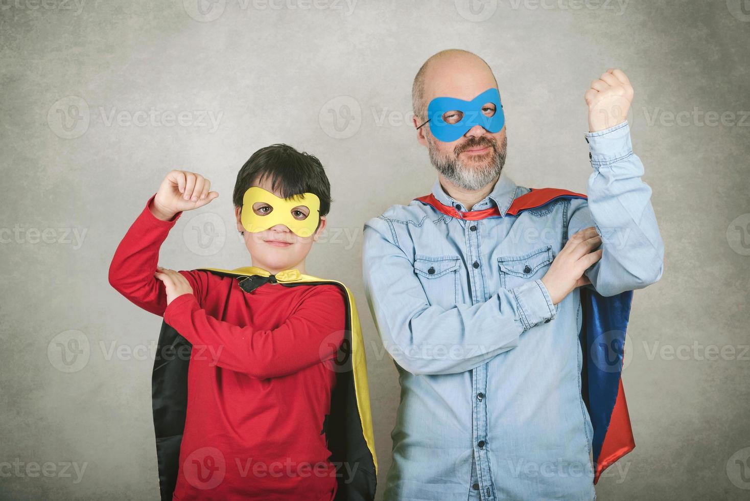 día del padre, padre e hijo disfrazados de superhéroe. foto