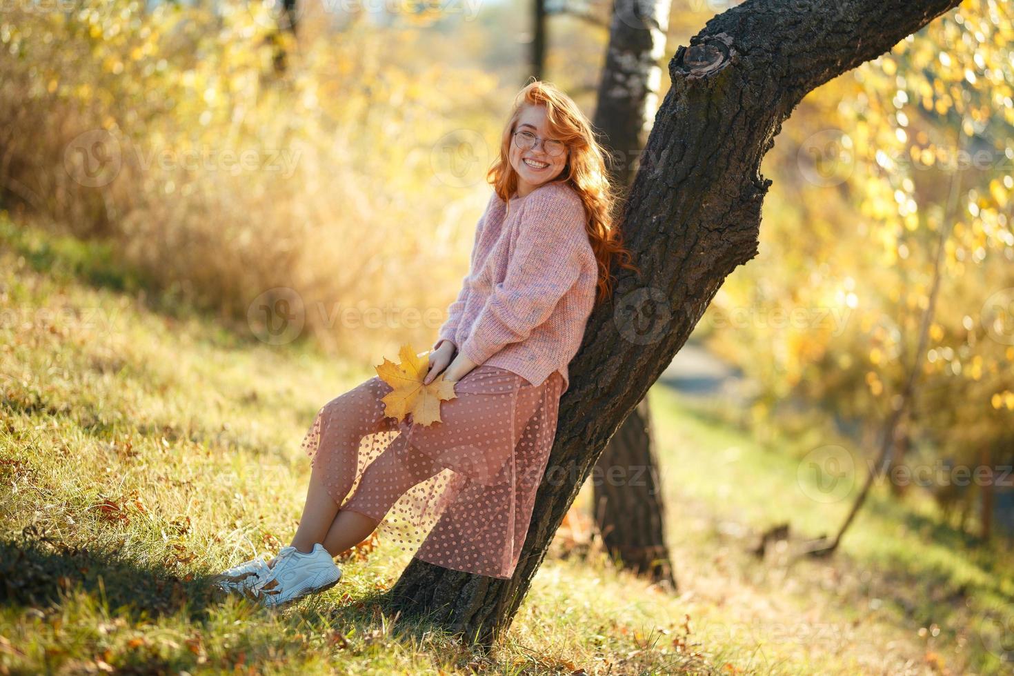 Feliz Y Feliz Niña Pelirroja Con Una Camisa Naranja Se Puso Las Manos En El  Cinturón Mostrando Emociones De Foto de archivo - Imagen de retrato,  ocasional: 222457432