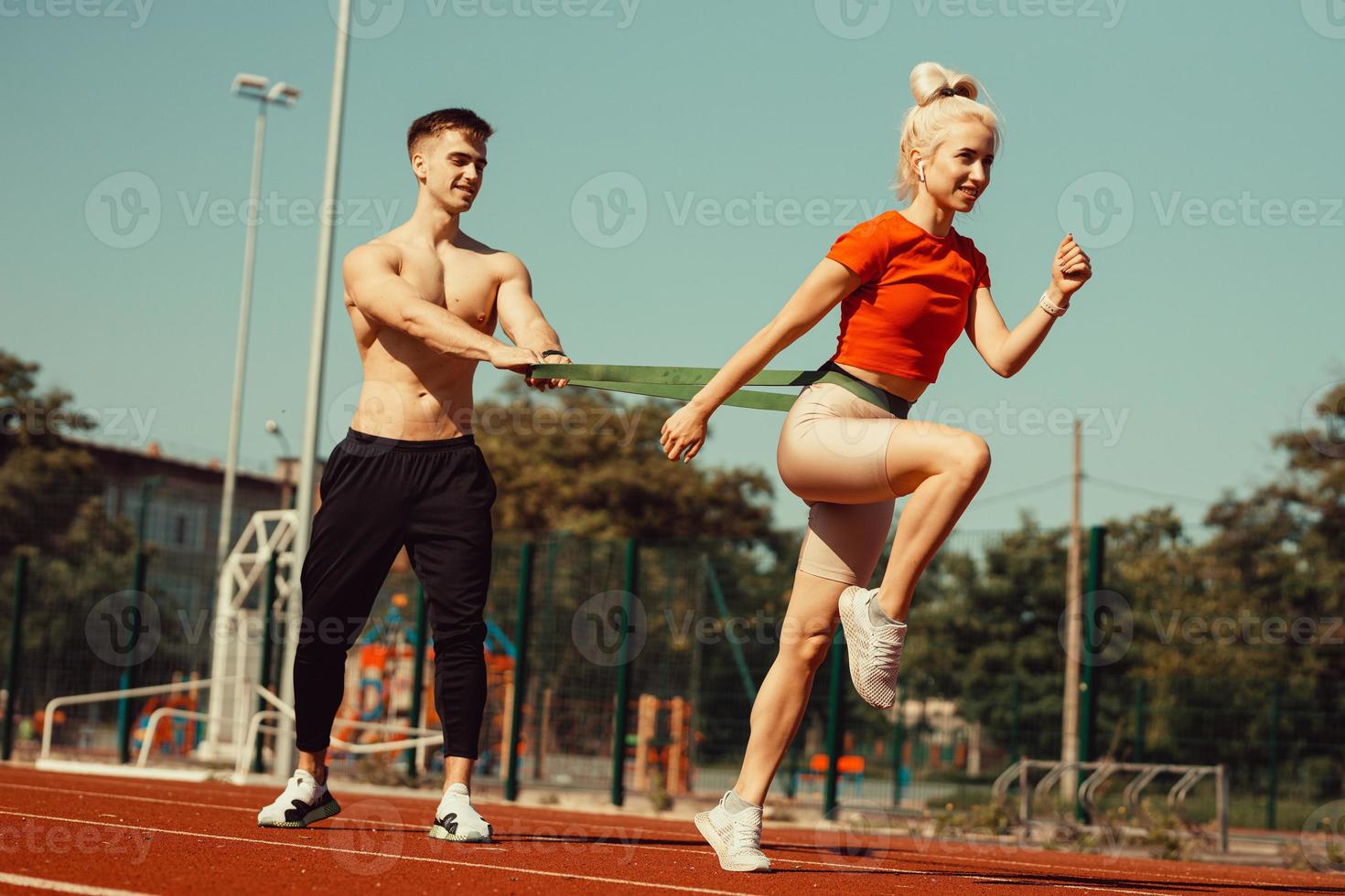 pareja joven haciendo deportes con gomas deportivas foto