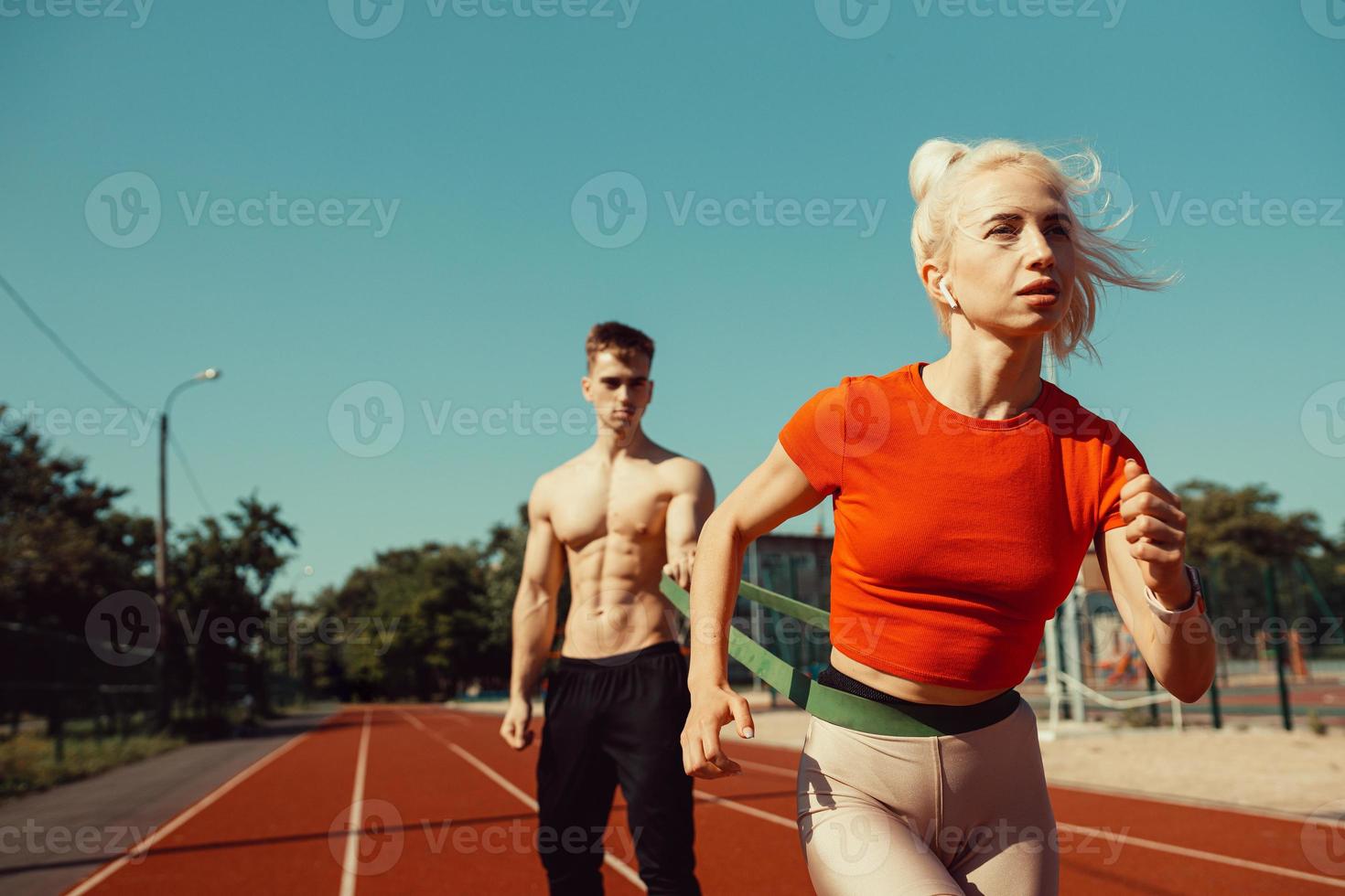 pareja joven haciendo deportes con gomas deportivas foto