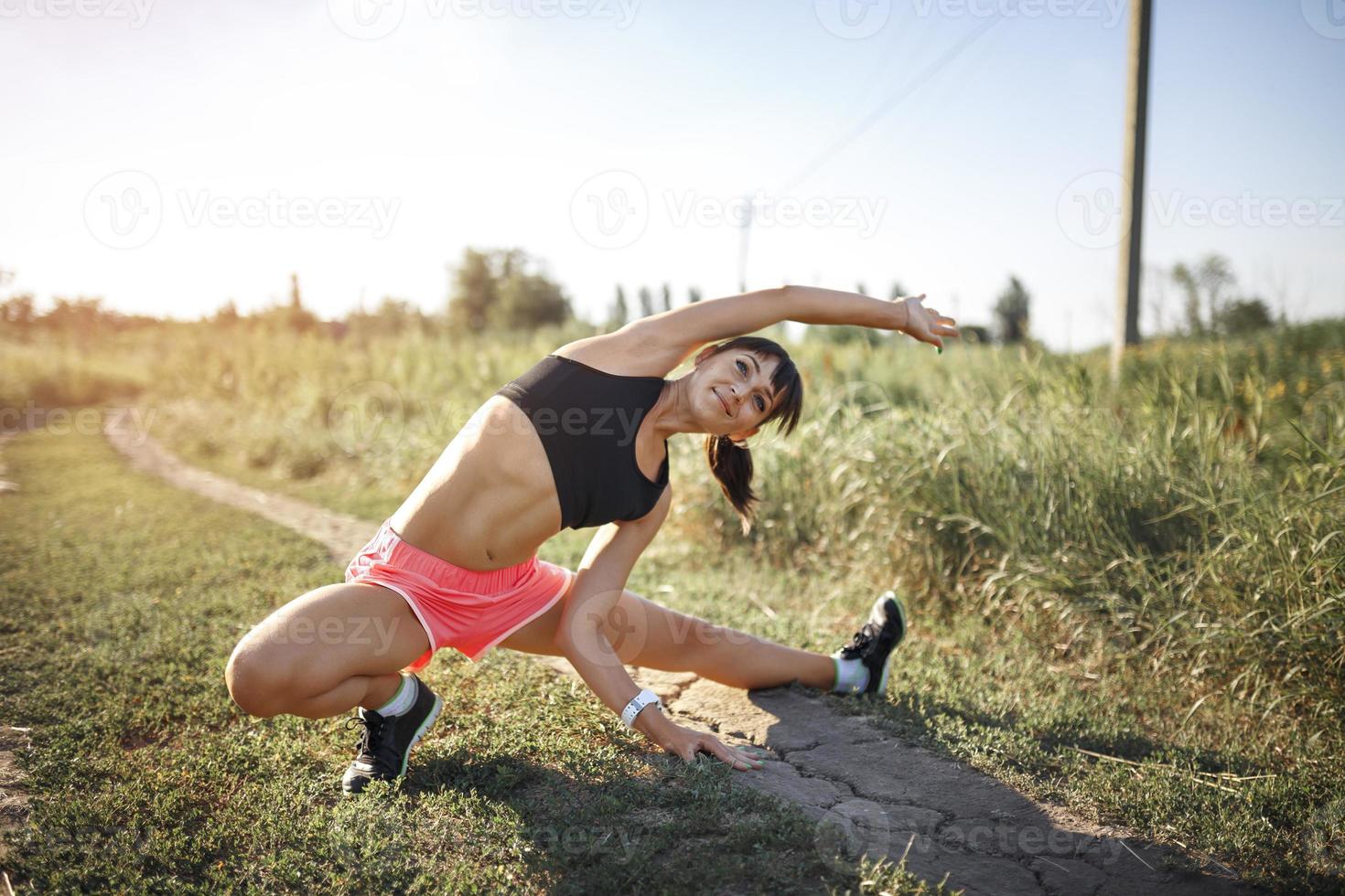 joven deportista estirándose y preparándose para correr. foto