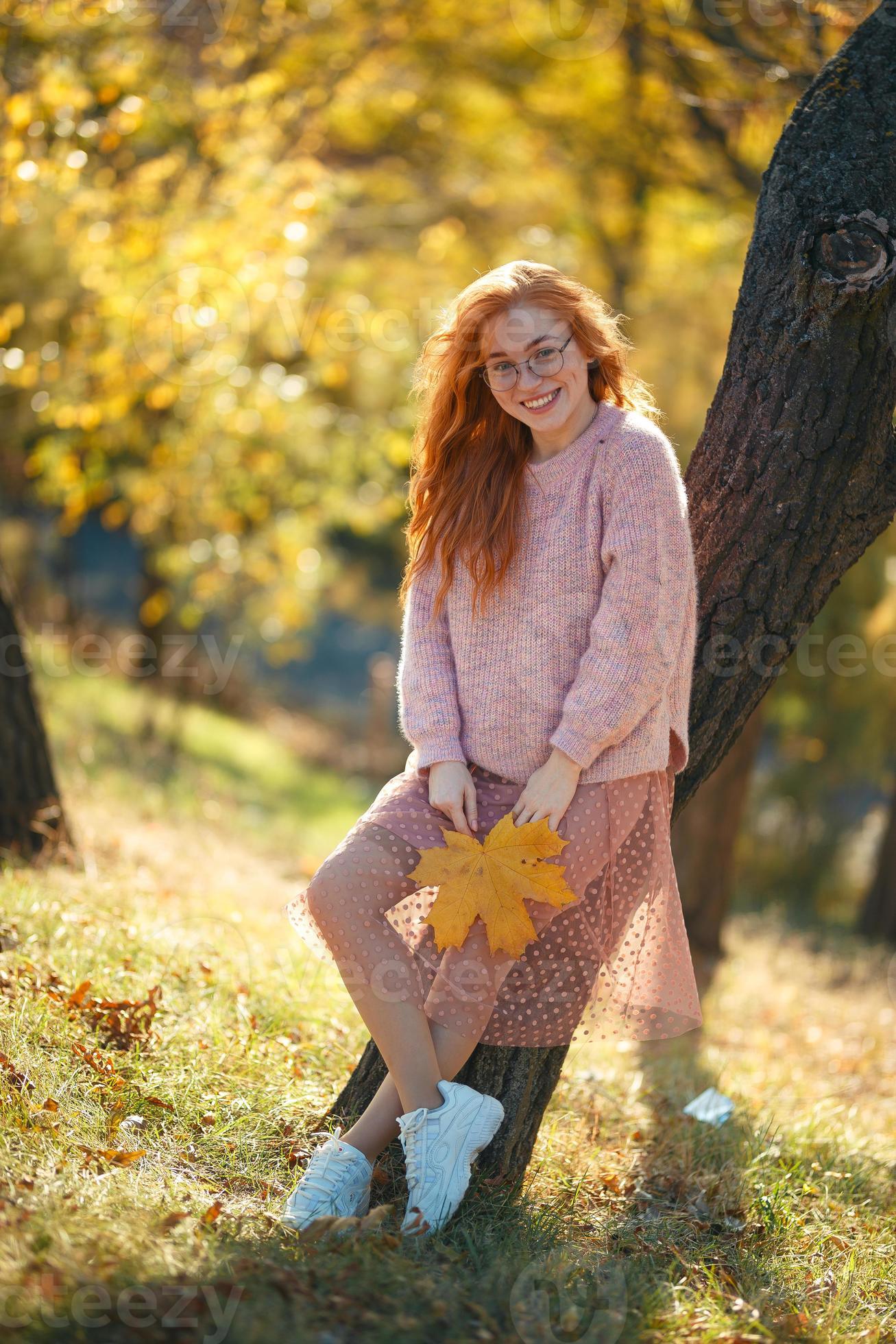 Feliz Y Feliz Niña Pelirroja Con Una Camisa Naranja Se Puso Las Manos En El  Cinturón Mostrando Emociones De Foto de archivo - Imagen de retrato,  ocasional: 222457432