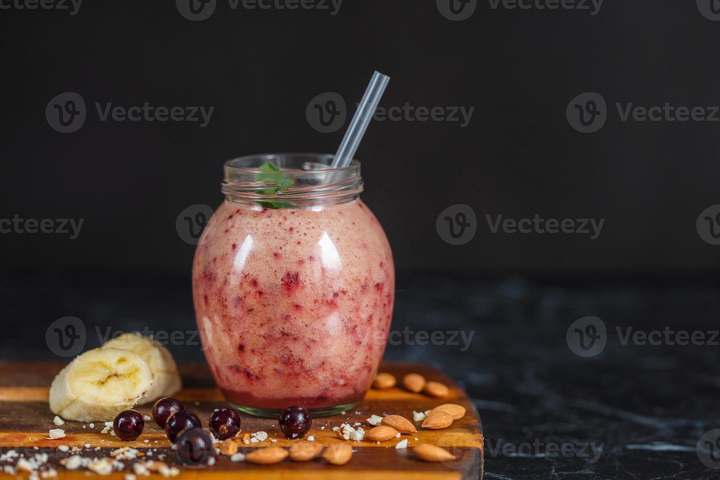 batidos recién preparados de plátano y mora en botella. dieta, estilo de vida saludable foto