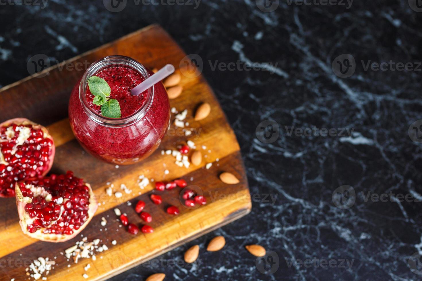 batidos recién preparados de plátano y granada. dieta, un estilo de vida saludable foto