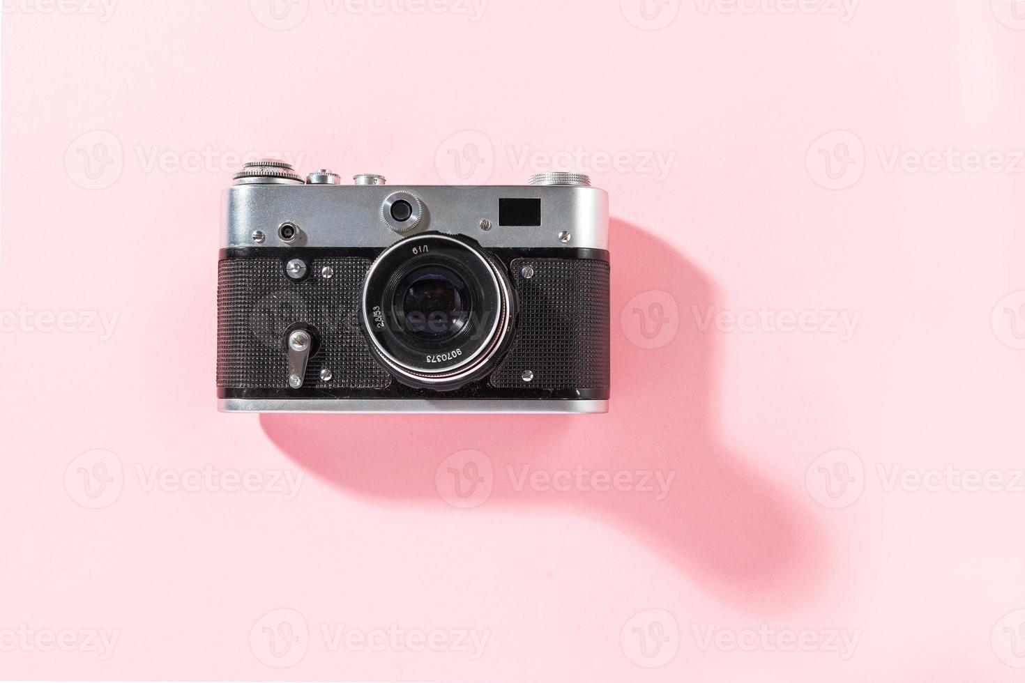 cámara de fotos de película antigua sobre un fondo rosa brillante