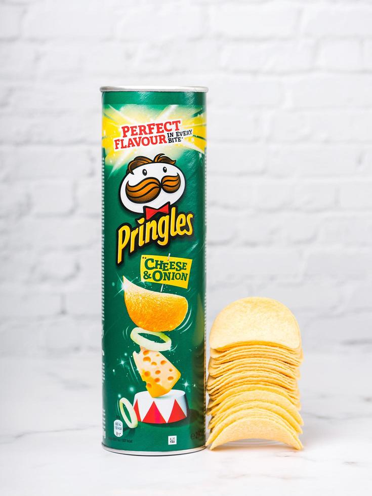 Lata de tubo de cartón con cebolla y queso pringles con papas fritas pringles foto