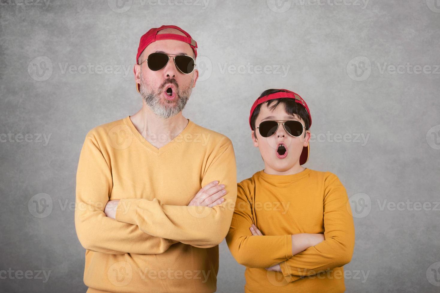 día del padre, padre e hijo con gafas de sol y gorra. foto