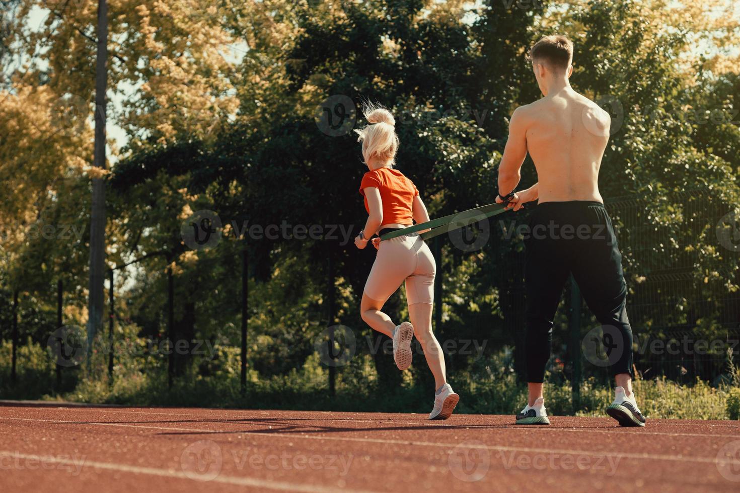 pareja joven haciendo deportes con gomas deportivas foto