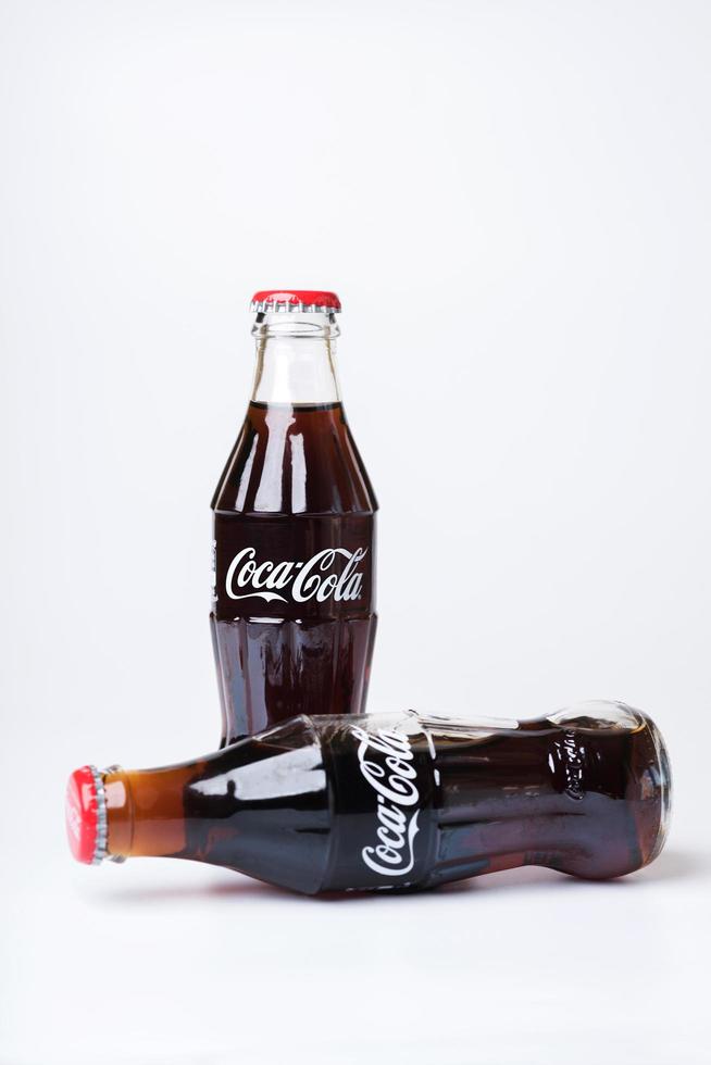 Botellas de coca-cola aislado sobre fondo blanco. foto