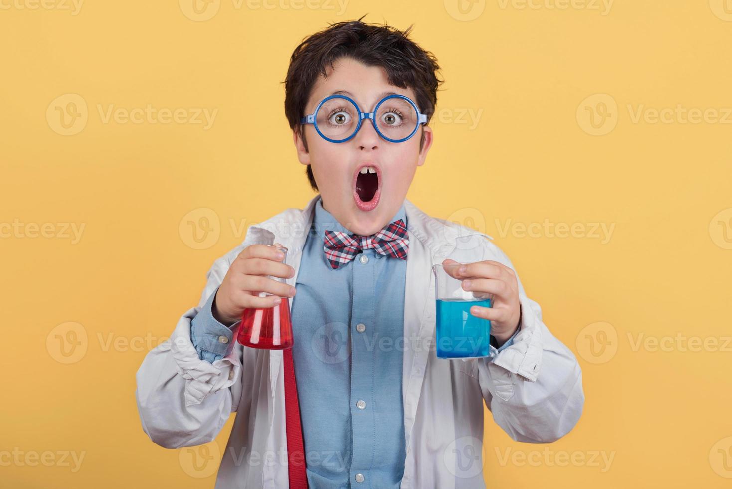 niño científico en laboratorio foto