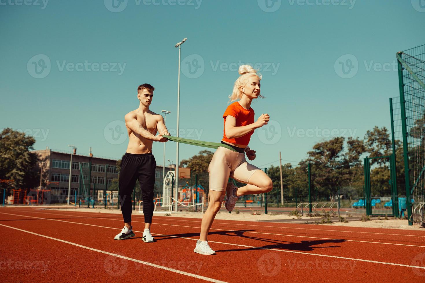 pareja joven haciendo deportes con gomas deportivas foto