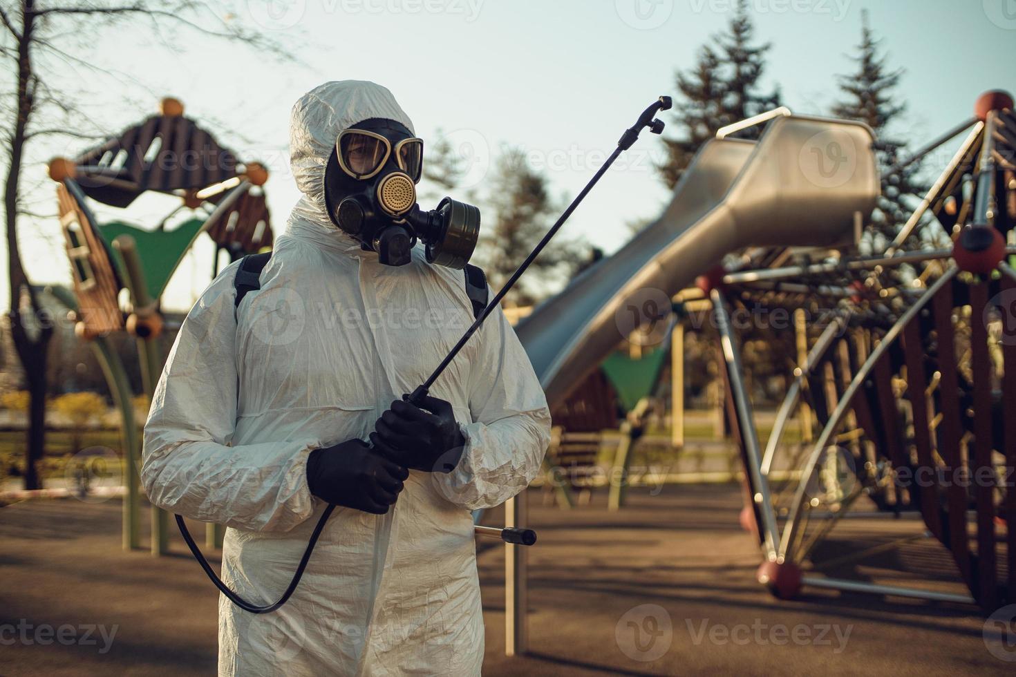 limpieza y desinfección en el patio de recreo en el complejo sity en medio de los equipos epidémicos de coronavirus para los esfuerzos de desinfección prevención y control de infecciones de traje y máscara de protección epidémica foto