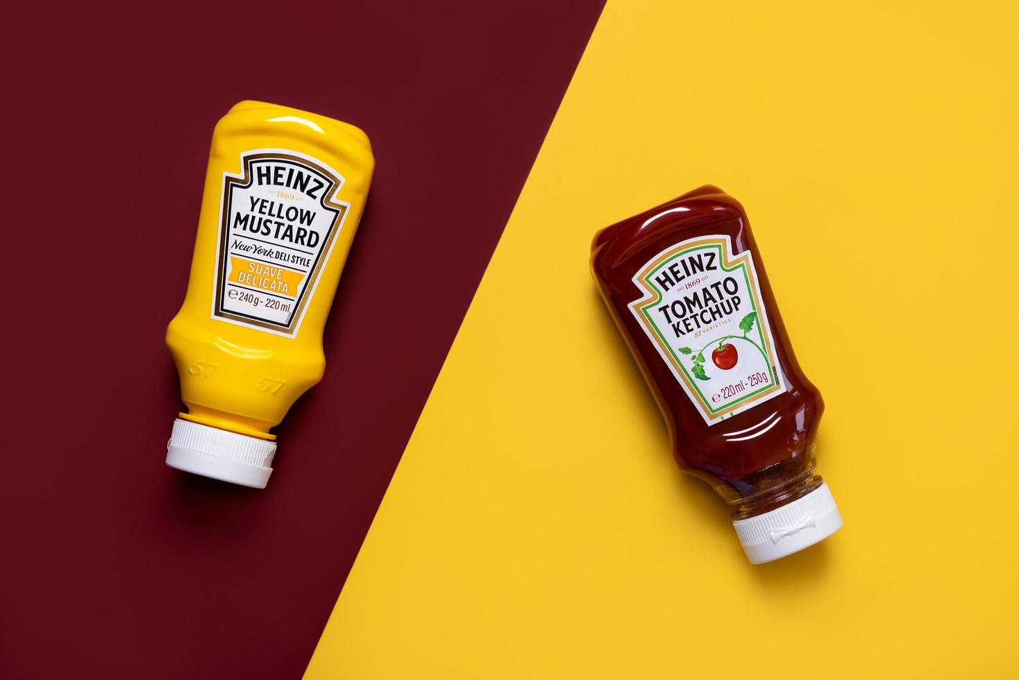 botella de ketchup heinz y botella de mostaza amarilla heinz foto