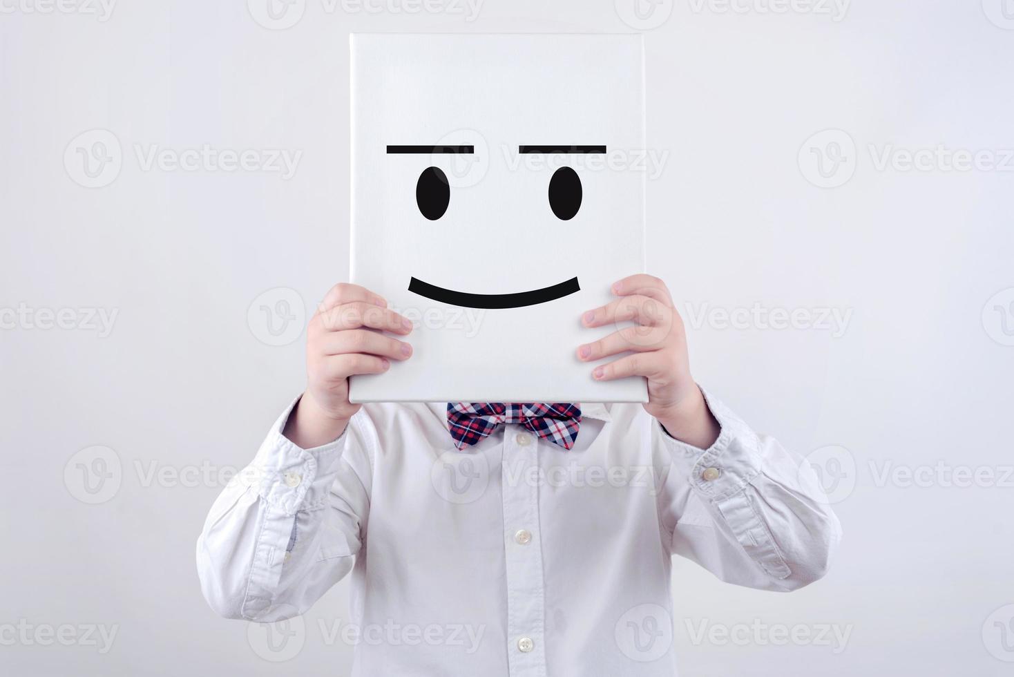 niño feliz con tablero blanco foto