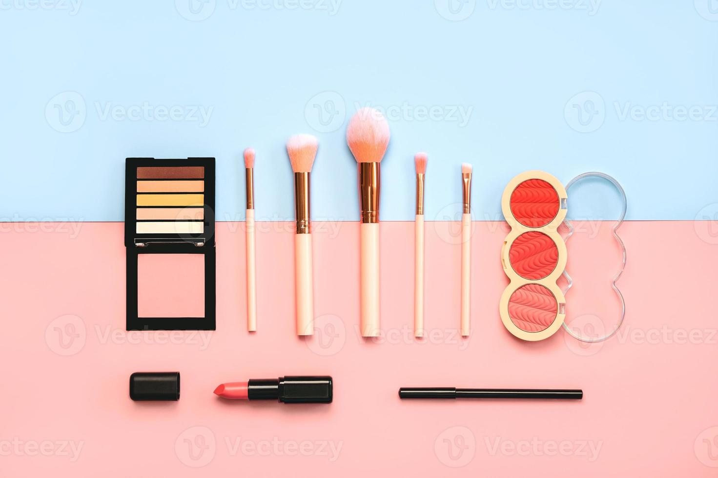 diferentes cosméticos y accesorios de maquillaje femenino. maquillaje concepto de moda de belleza foto