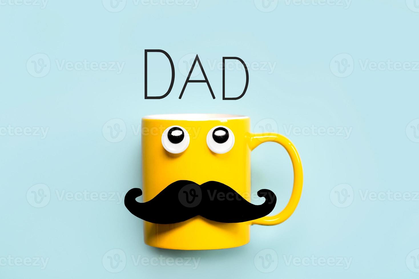 feliz día del padre taza amarilla con bigote y ojos divertidos mirando hacia arriba con el texto papá foto