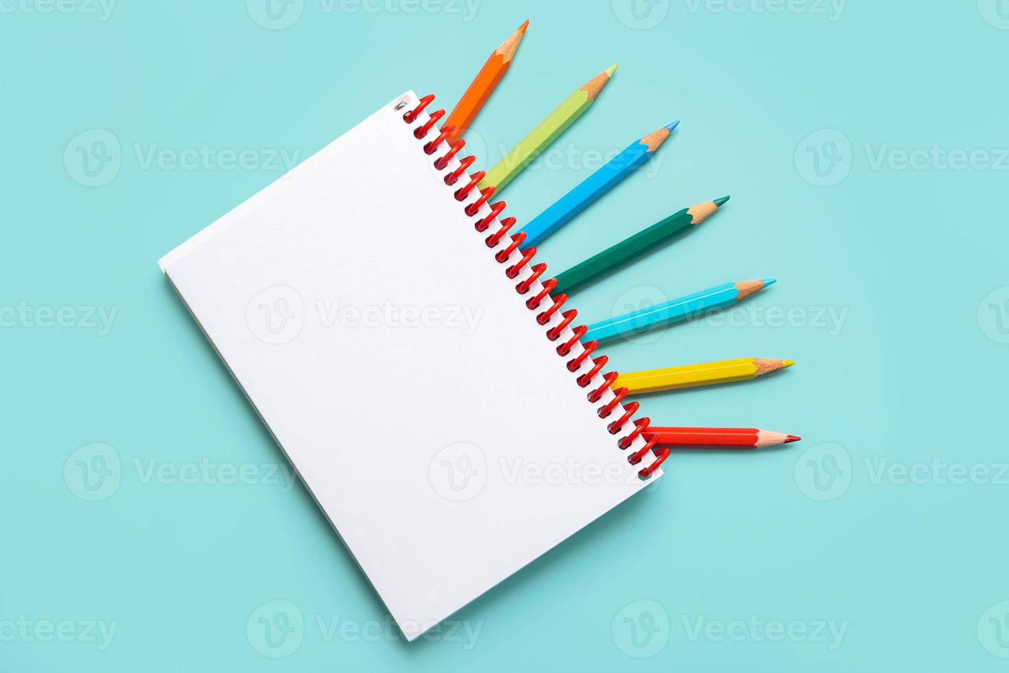 cuaderno espiral con lápices de colores y espacio de copia para su imagen o texto foto