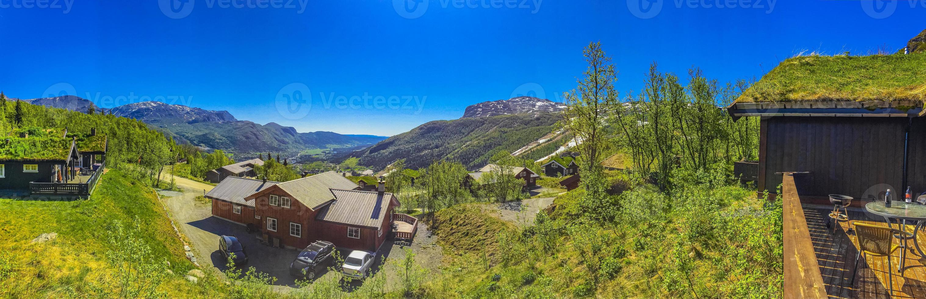 hermoso panorama noruega hemsedal skicenter con cabaña de montañas y cabañas. foto