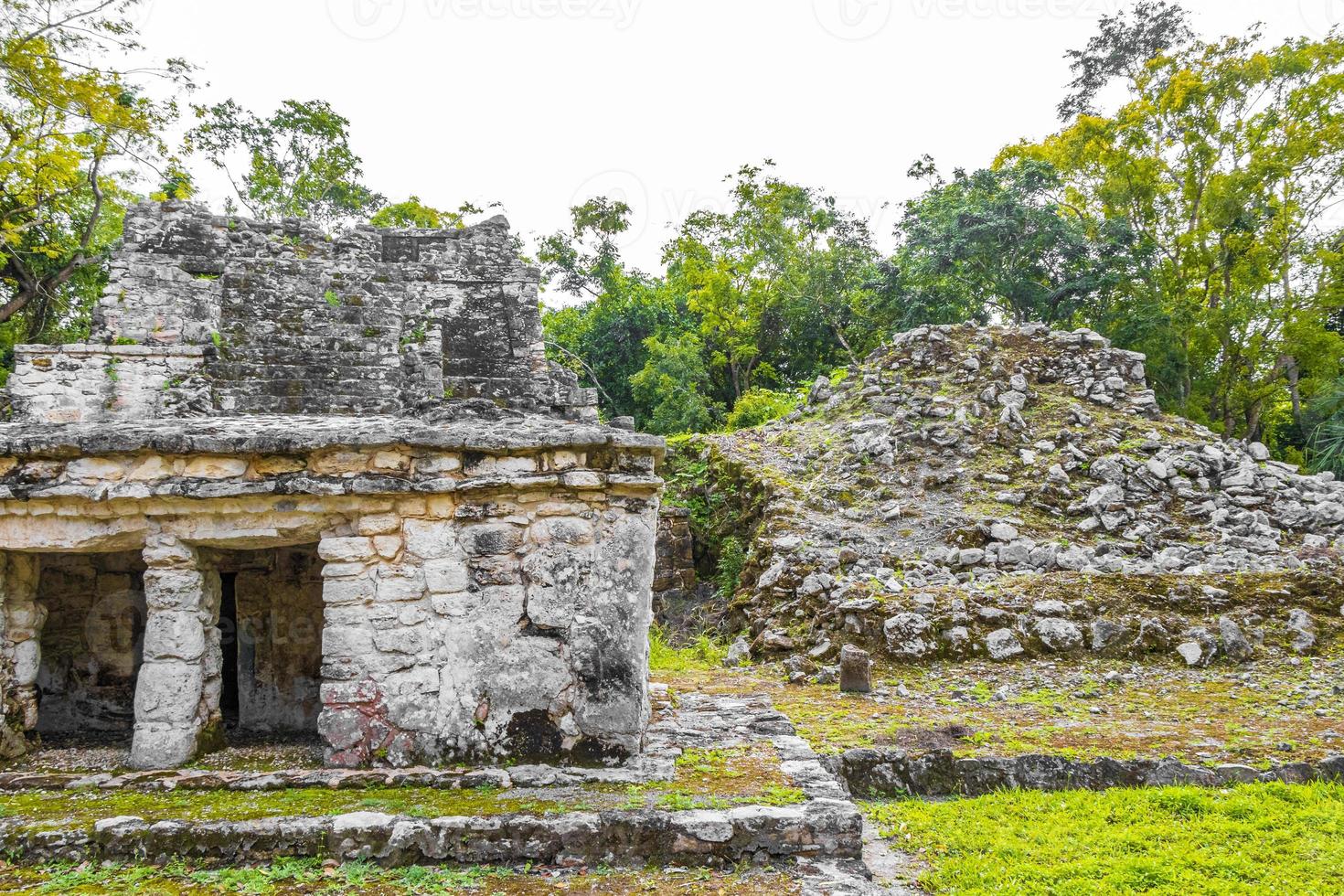 antiguo sitio maya con templo ruinas pirámides artefactos muyil mexico. foto