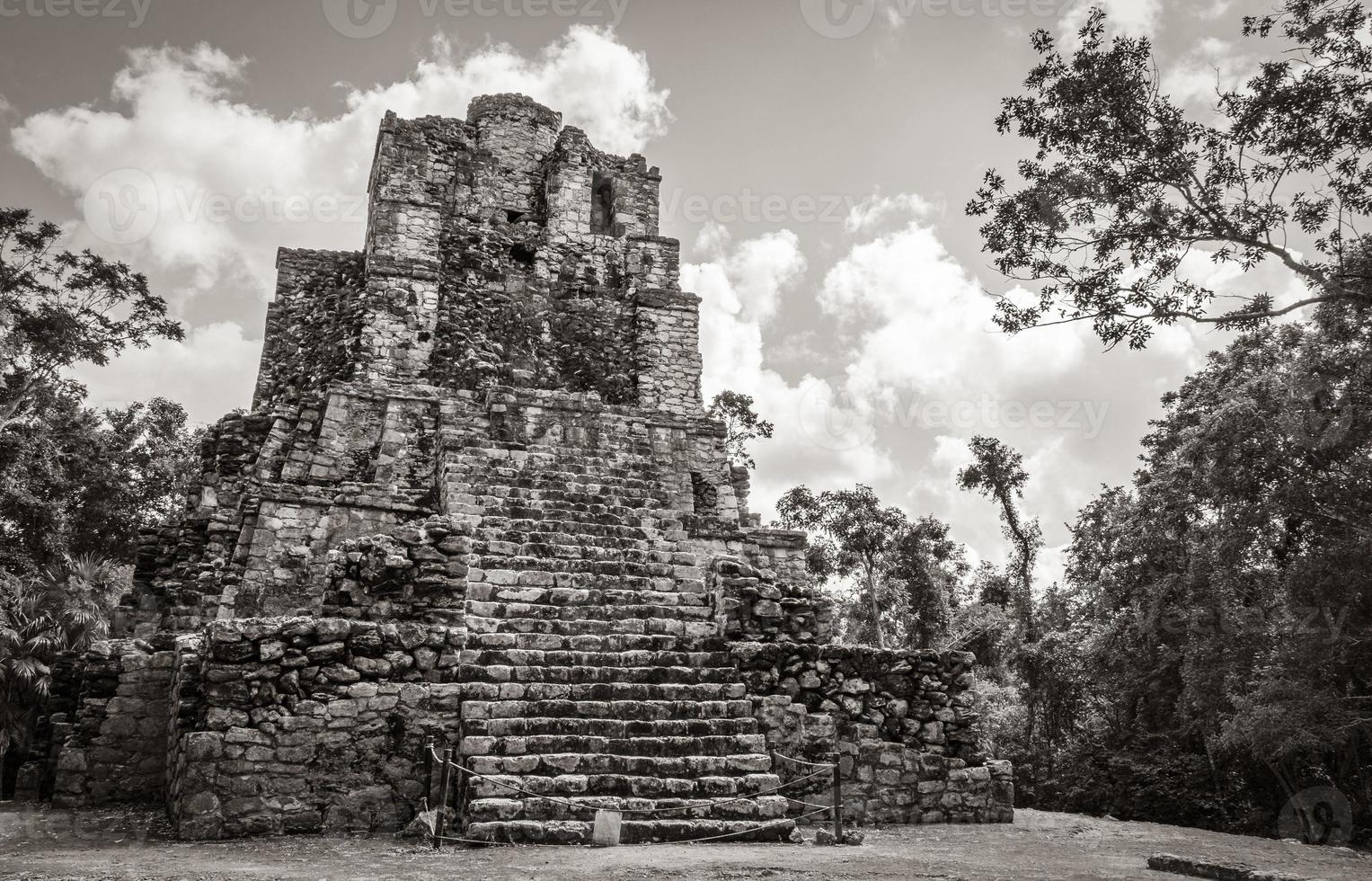 antiguo sitio maya con templo ruinas pirámides artefactos muyil mexico. foto