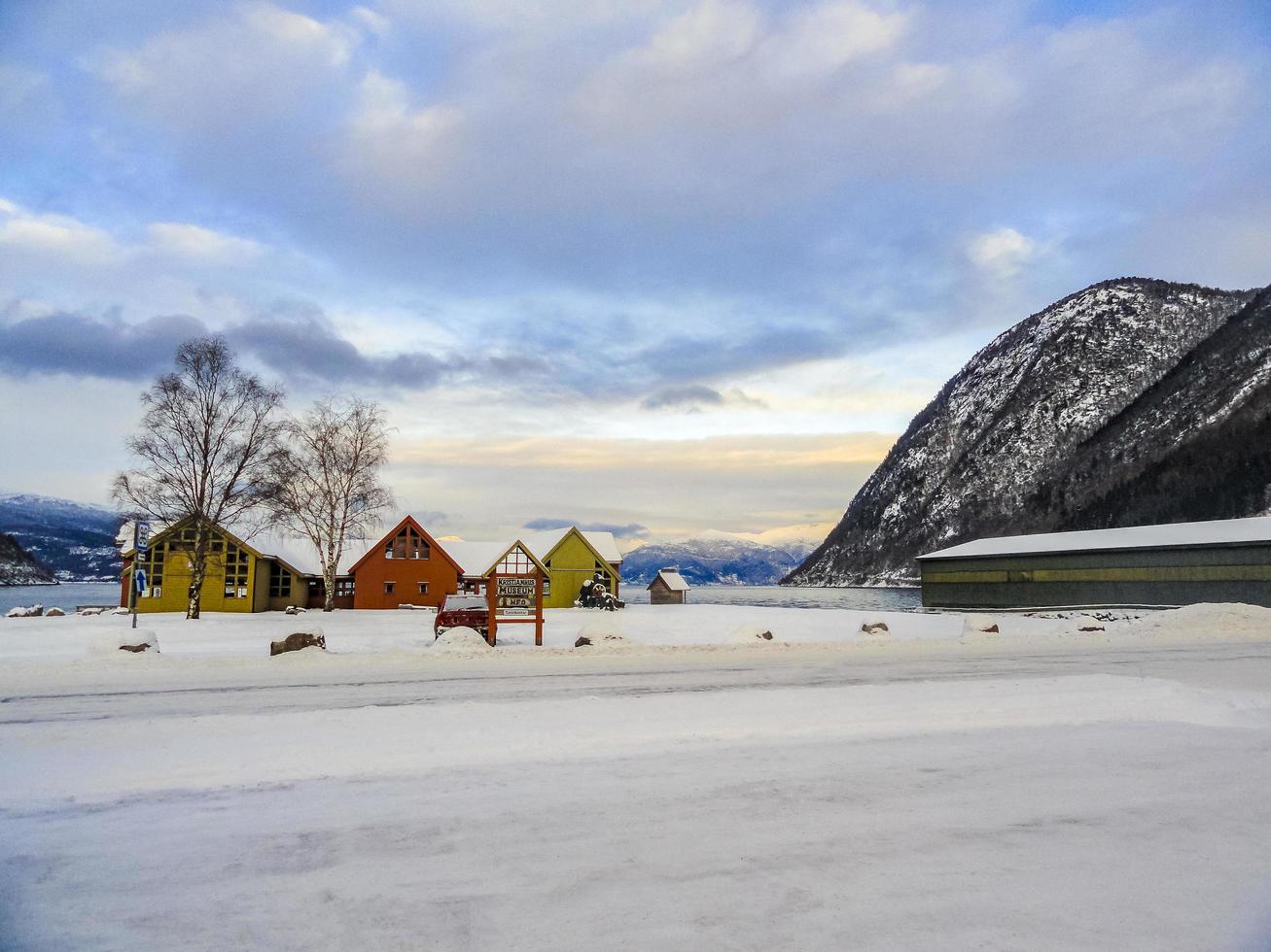 vik skisenter, roysane, noruega. maravillosa vista de sognefjord en invierno. foto