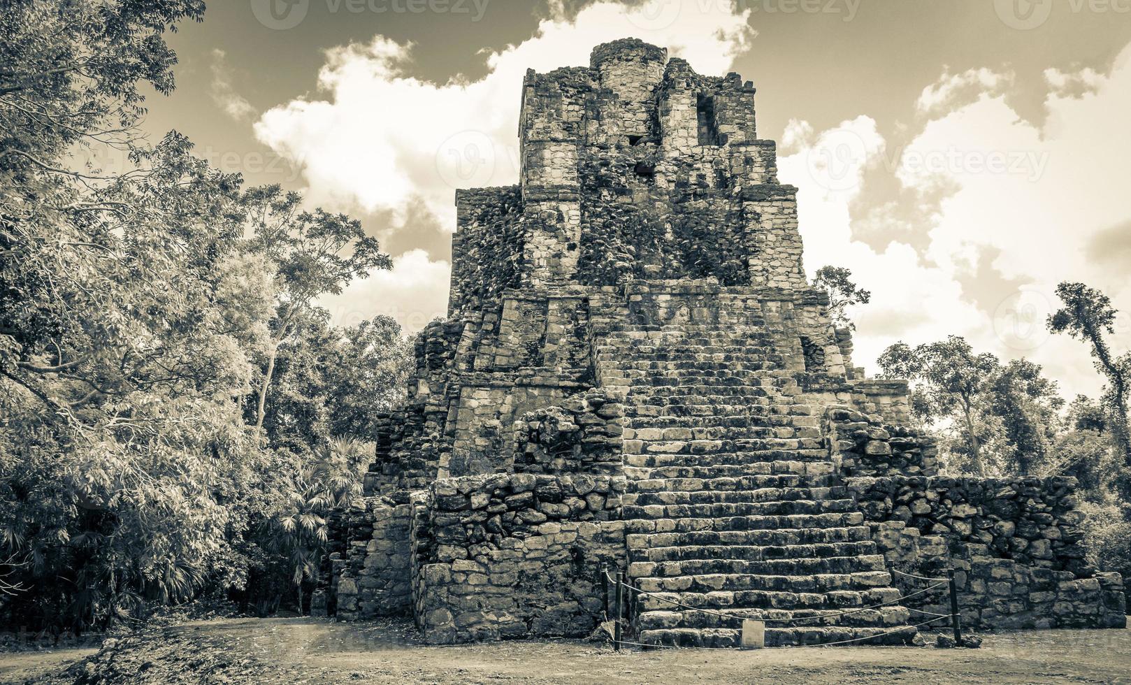 antiguo sitio maya con templo ruinas pirámides artefactos muyil mexico. foto