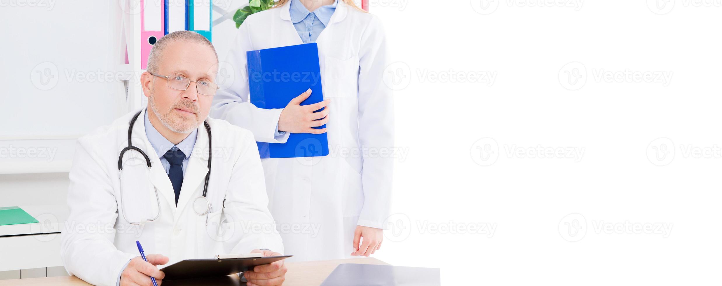 médico masculino con enfermera sentada en la oficina de la clínica, seguro médico, espacio de copia, cartelera o pancarta foto